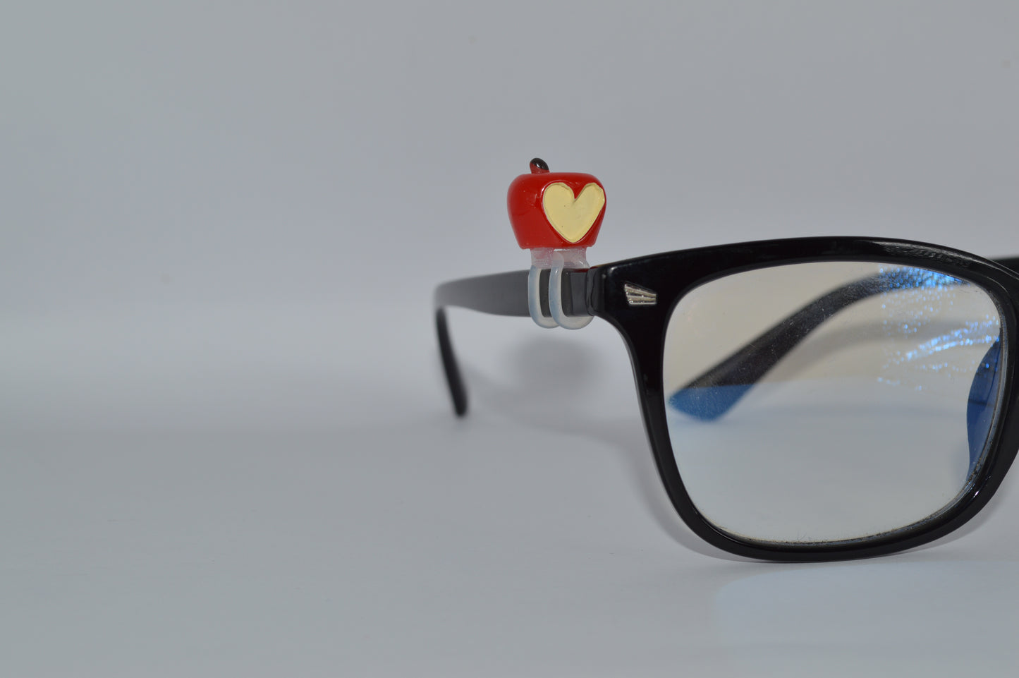 Apple w/ Heart Eyedeco Charm