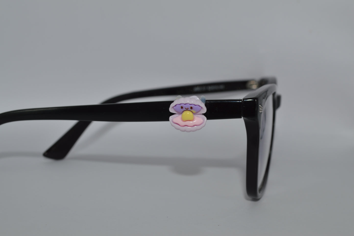 Cartoon Oyster and Pearl Eyedeco Charm