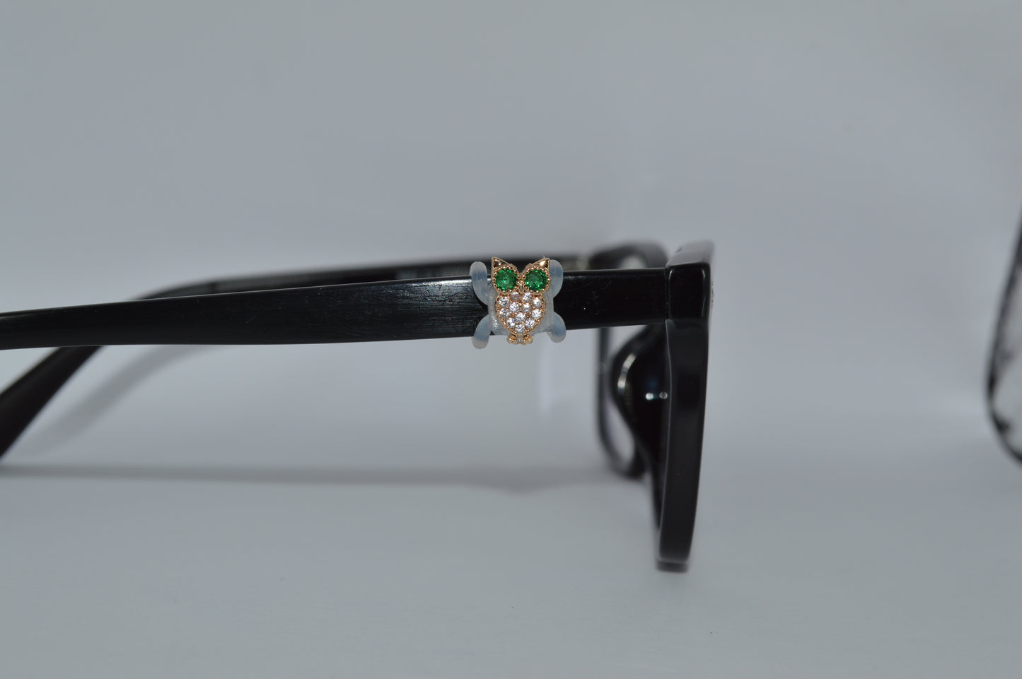 Jeweled Ow Eyedecol Charm
