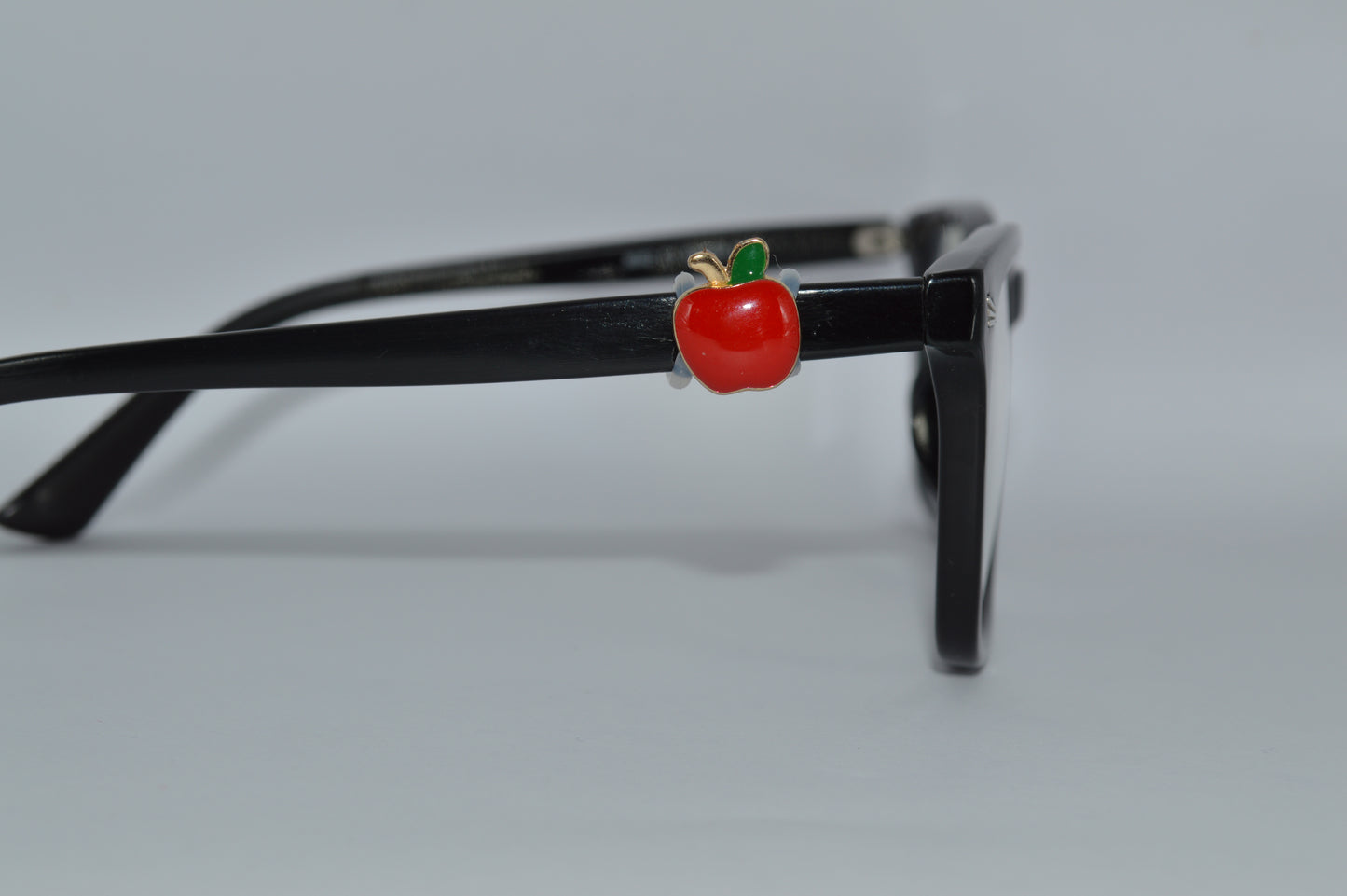 Apple Eyedeco Charm