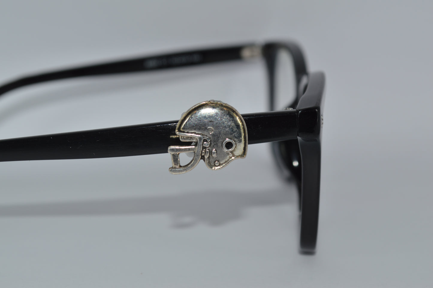 Football Helme Eyedecot Charm