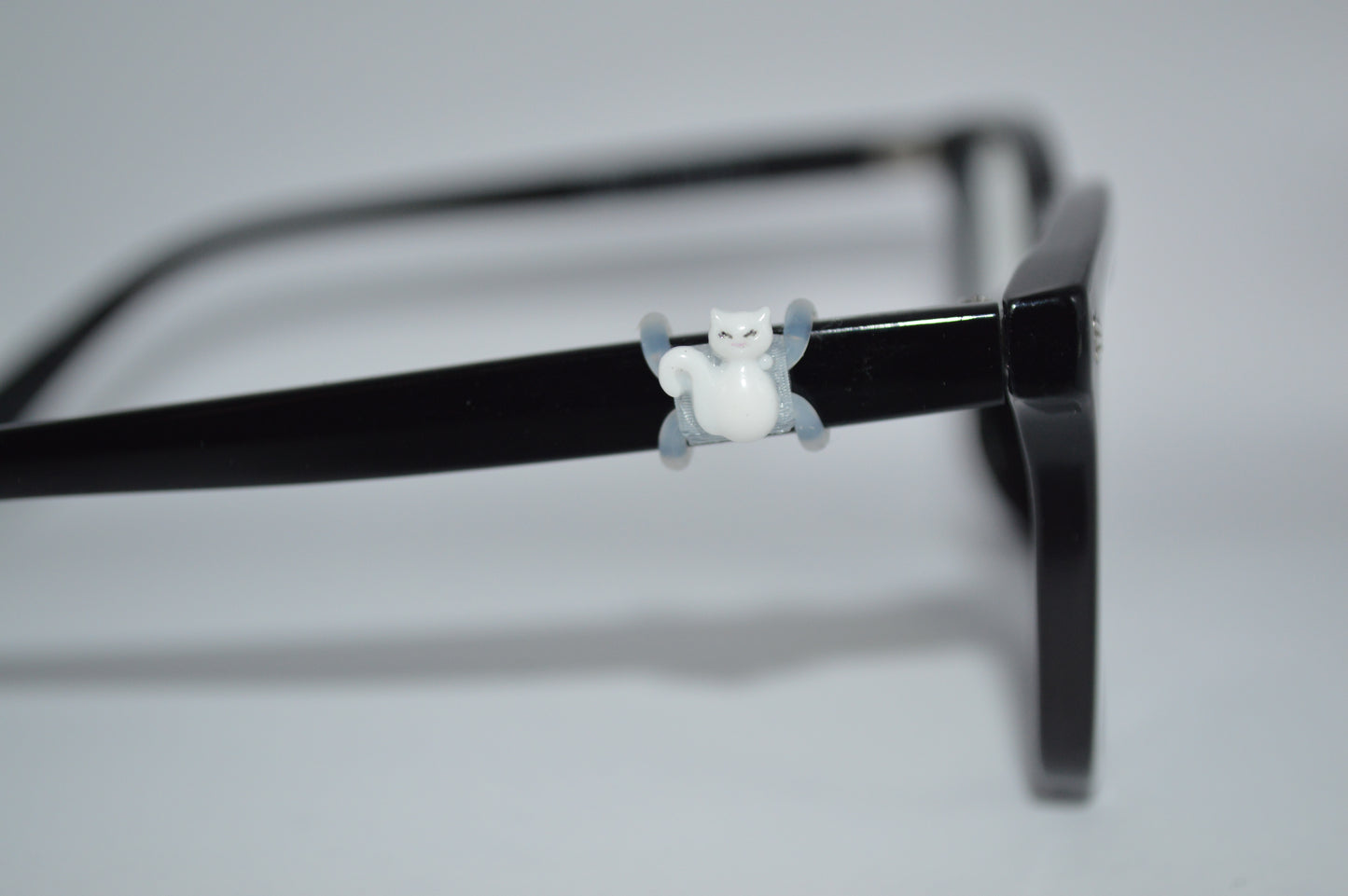White Cat w/ Tail Eyedeco Charm A15